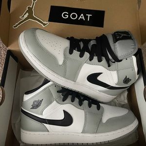 Air Jordan 1 Mid GS 'Light Smoke Grey'